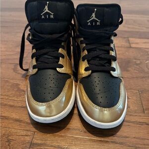 Nike Air Jordan 1 Mid SE Metallic Gold sneaker